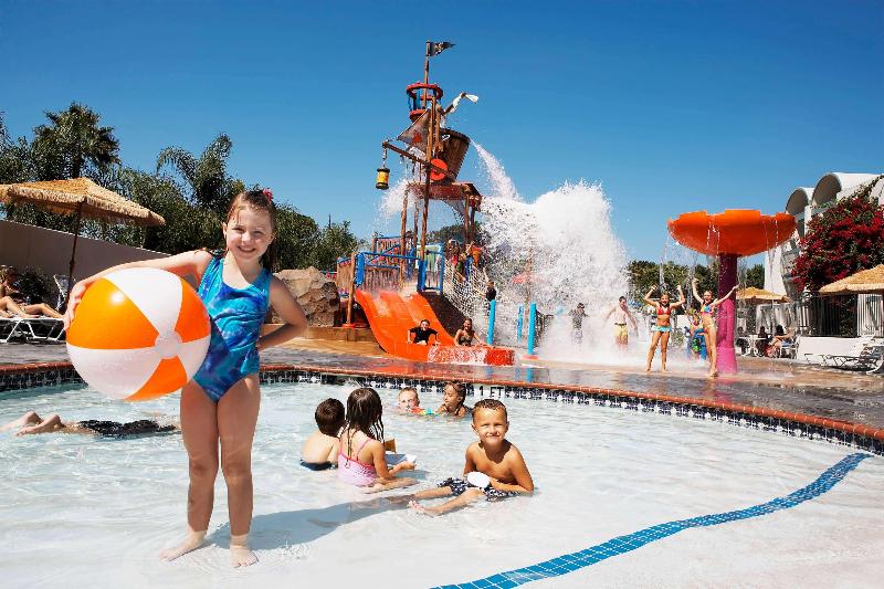 Howard Johnson by Wyndham Anaheim & Water Playground